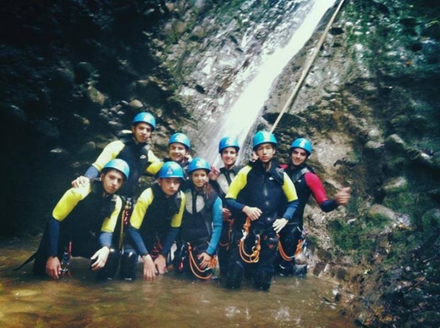  groupe dans le ravin 